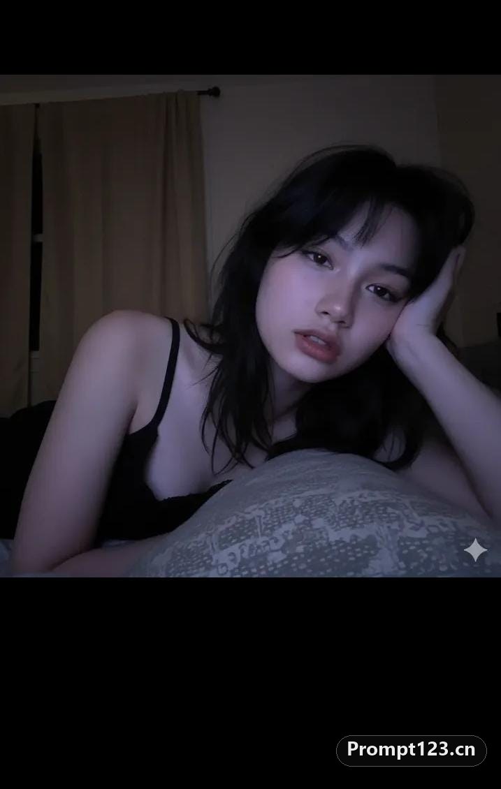 卧室微光里的慵懒瞬间